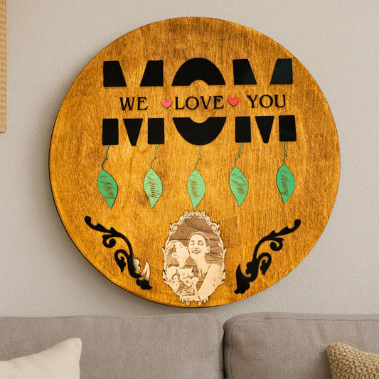 Custom wooden plaque gift for Mom with engraved names and photo – round brown oak wall art with black acrylic text – perfect for Mother’s Day
Mounted custom wood wall art for mom with engraved photo and 3D names – home wall decor for mother