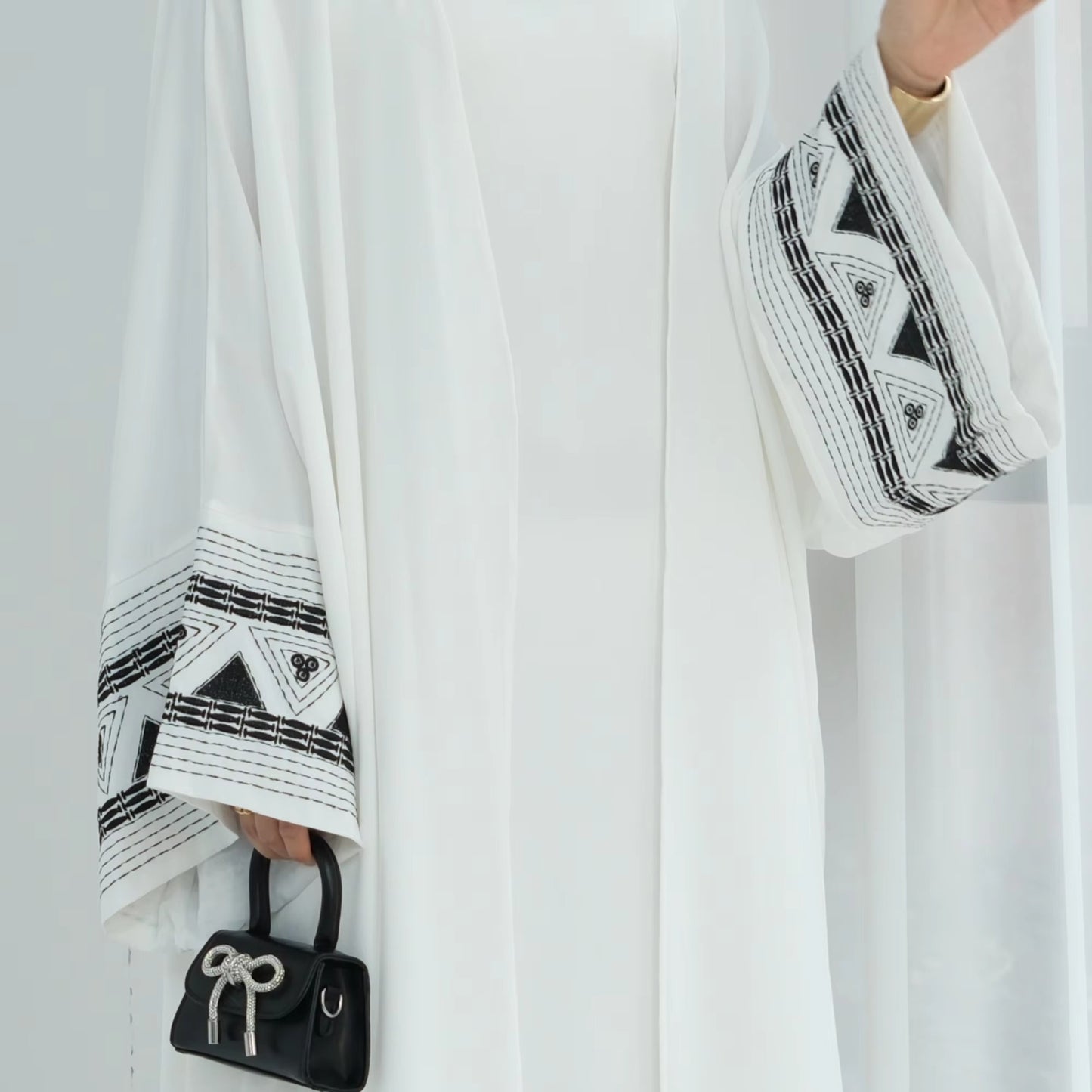 Detailed embroidery on abaya sleeve – luxury kaftan for Muslim women